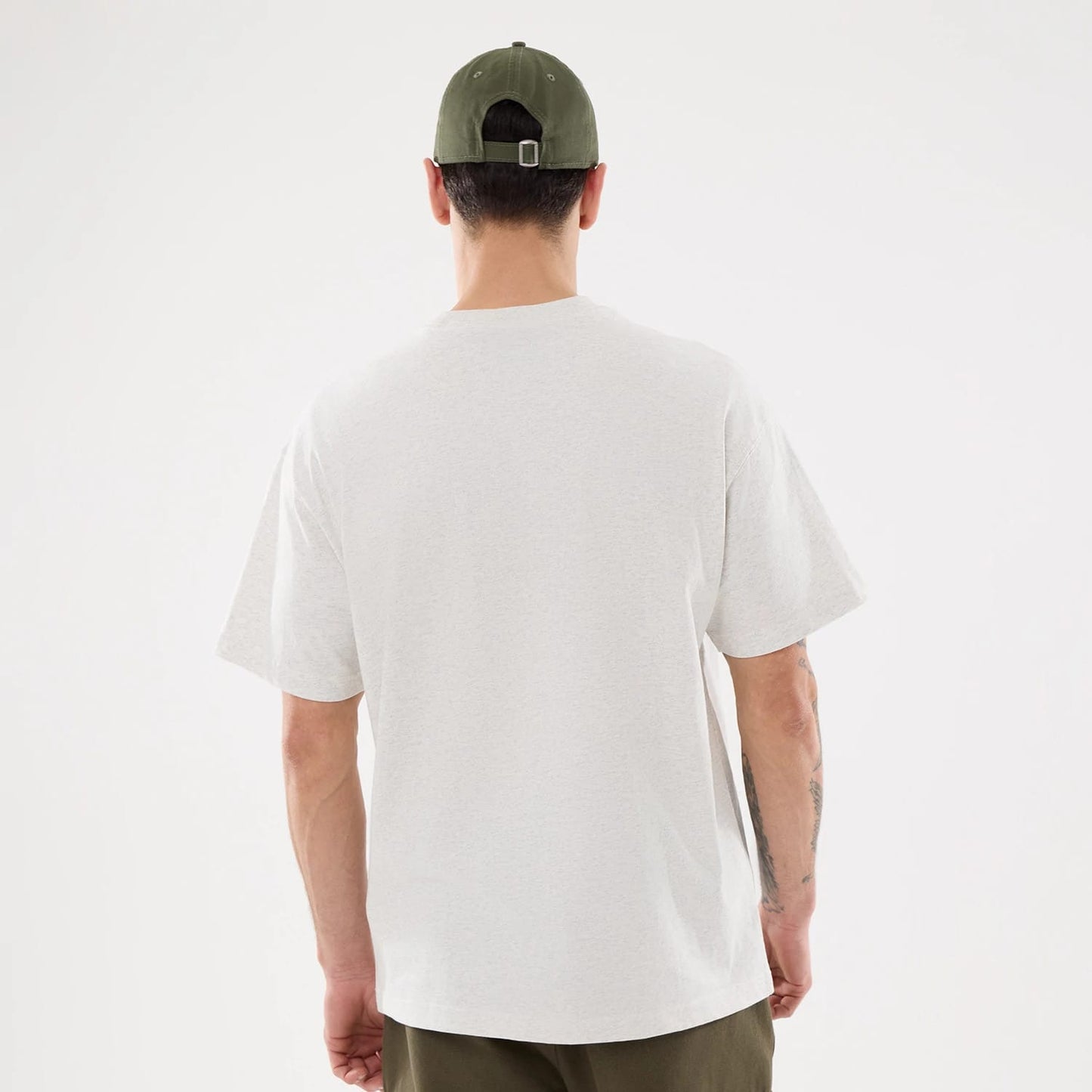 The model is wearing this MLB Comfort LA Dodgers T-Shirt in grey. 2