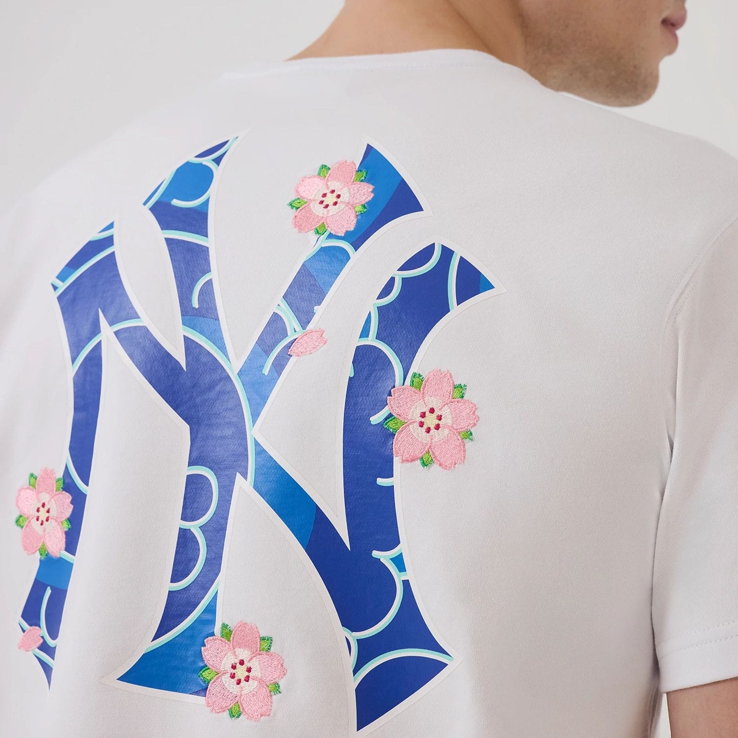 The model is wearing this MLB Sakura New York Yankees T-Shirt in white. 4