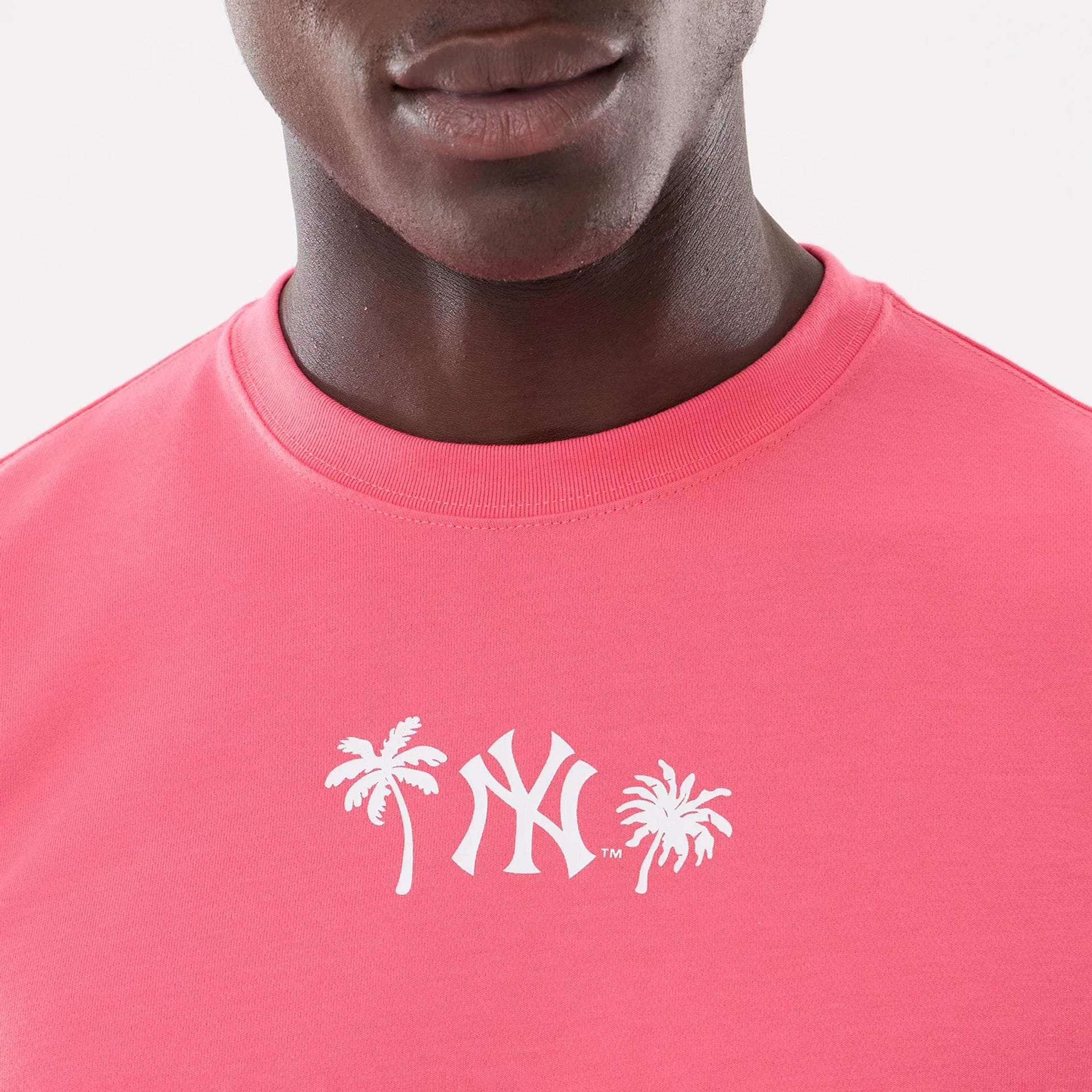 The model is wearing this MLB Resort New York Yankees T-Shirt in pink. 3