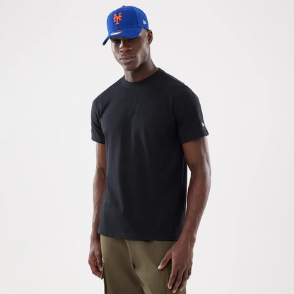 The model is wearing this MLB Cartoon New York Mets T-Shirt in black. 1