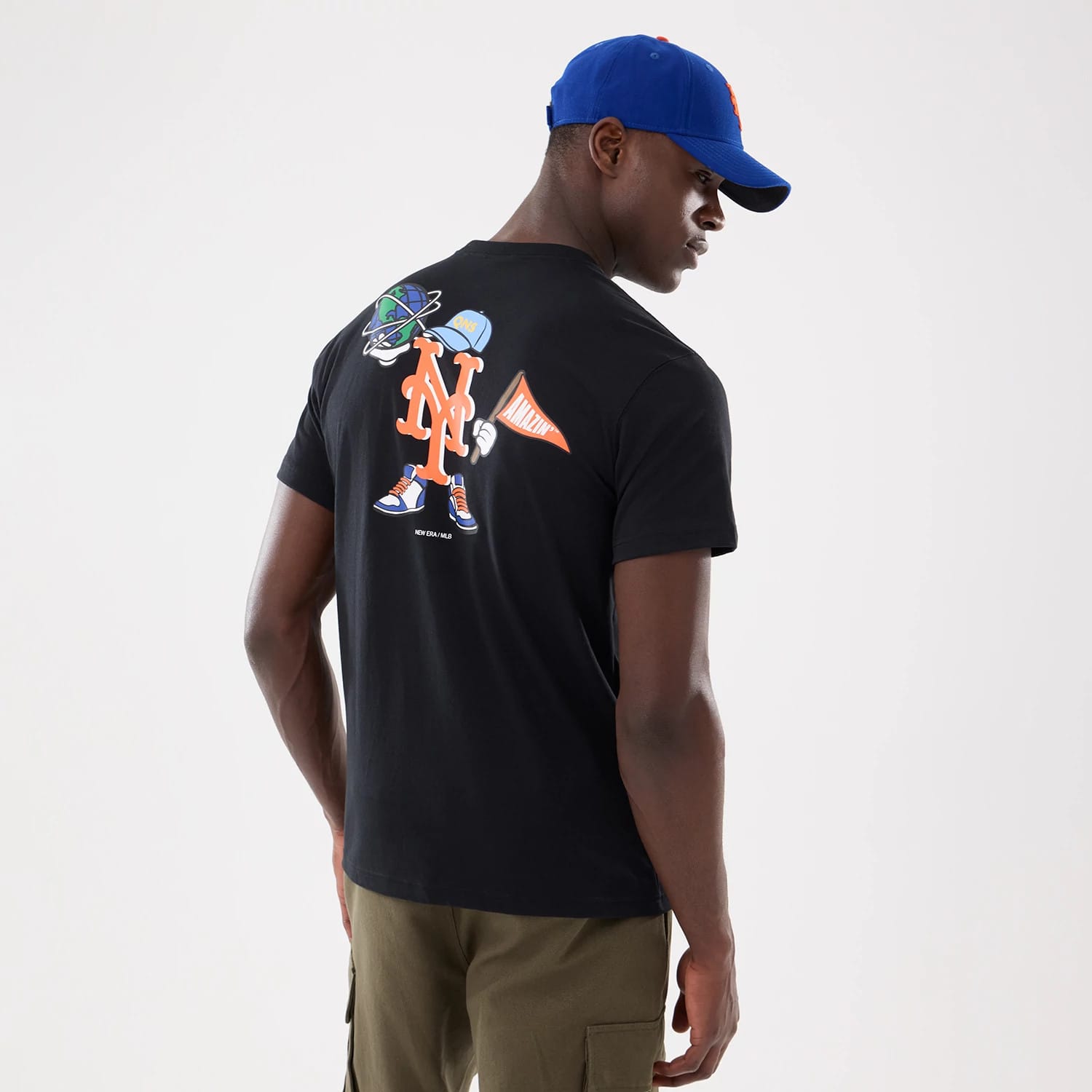 The model is wearing this MLB Cartoon New York Mets T-Shirt in black. 2