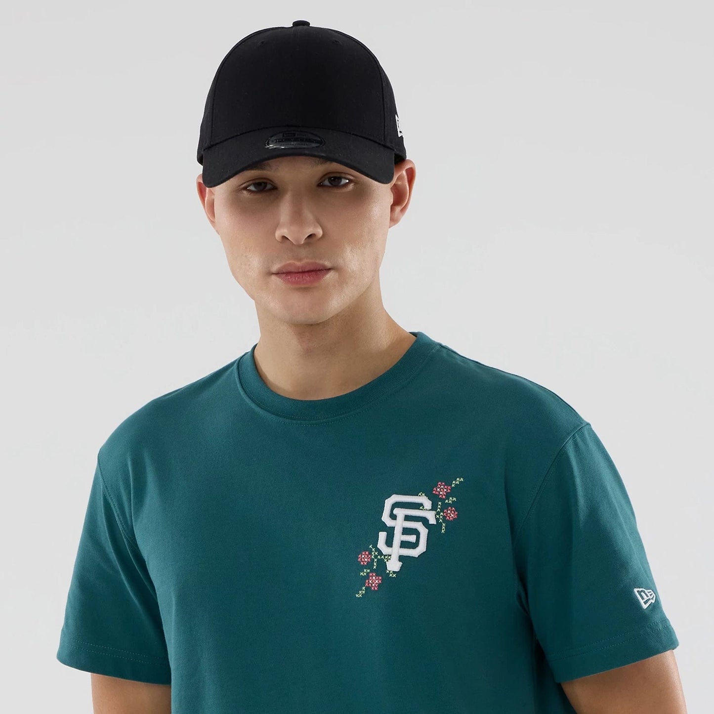 The model is wearing this MLB Garden San Francisco Giants T-Shirt in dark green. 6