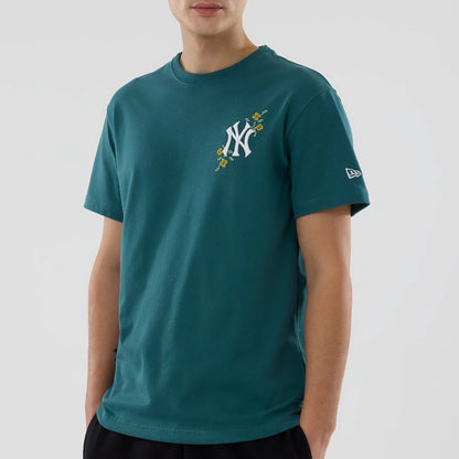 The model is wearing this MLB Garden New York Yankees T-Shirt in dark green. 3