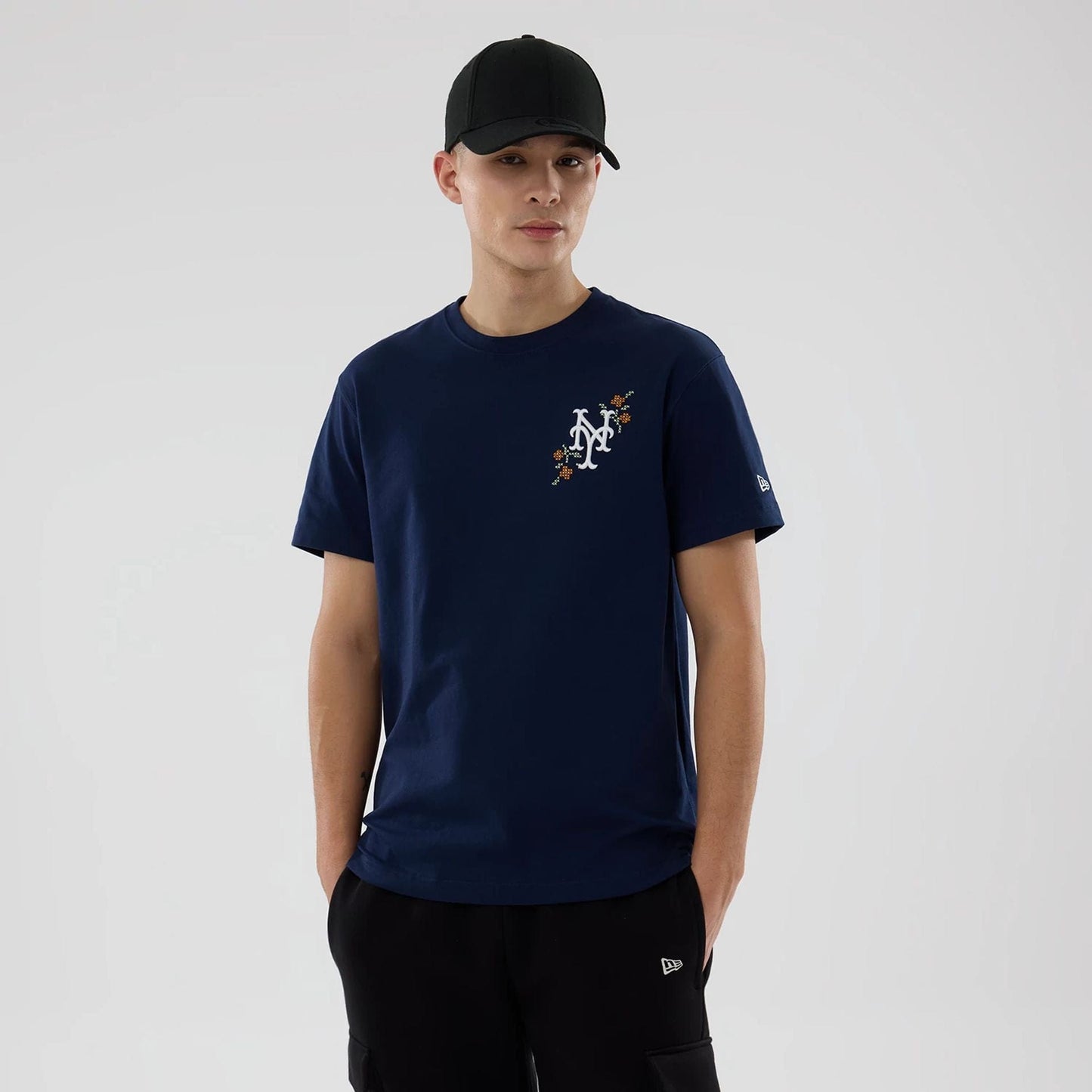 The model is wearing this MLB Garden New York Mets T-Shirt in blue. 1