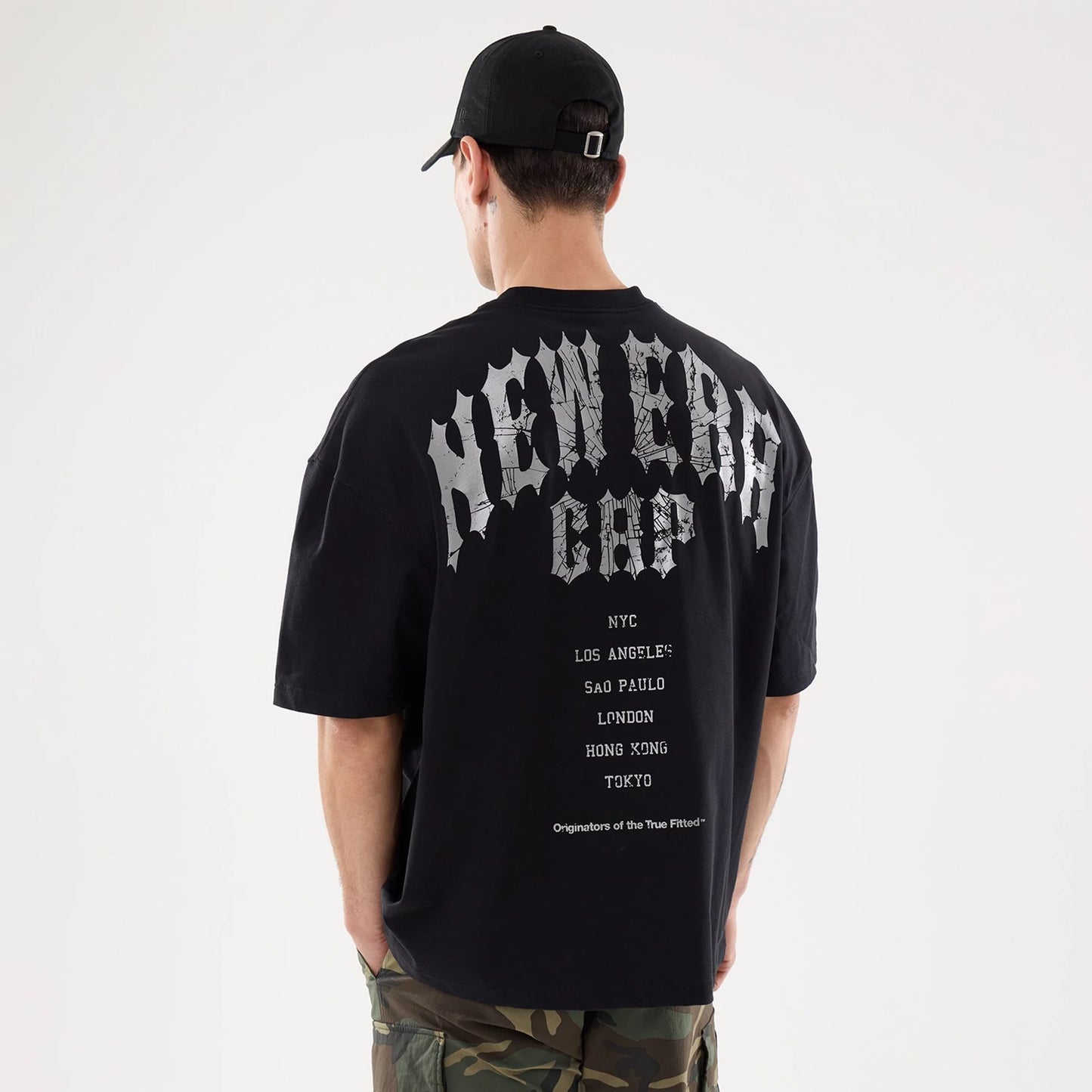 The model is wearing this New Era Street Archived City Oversized T-Shirt in black. 2