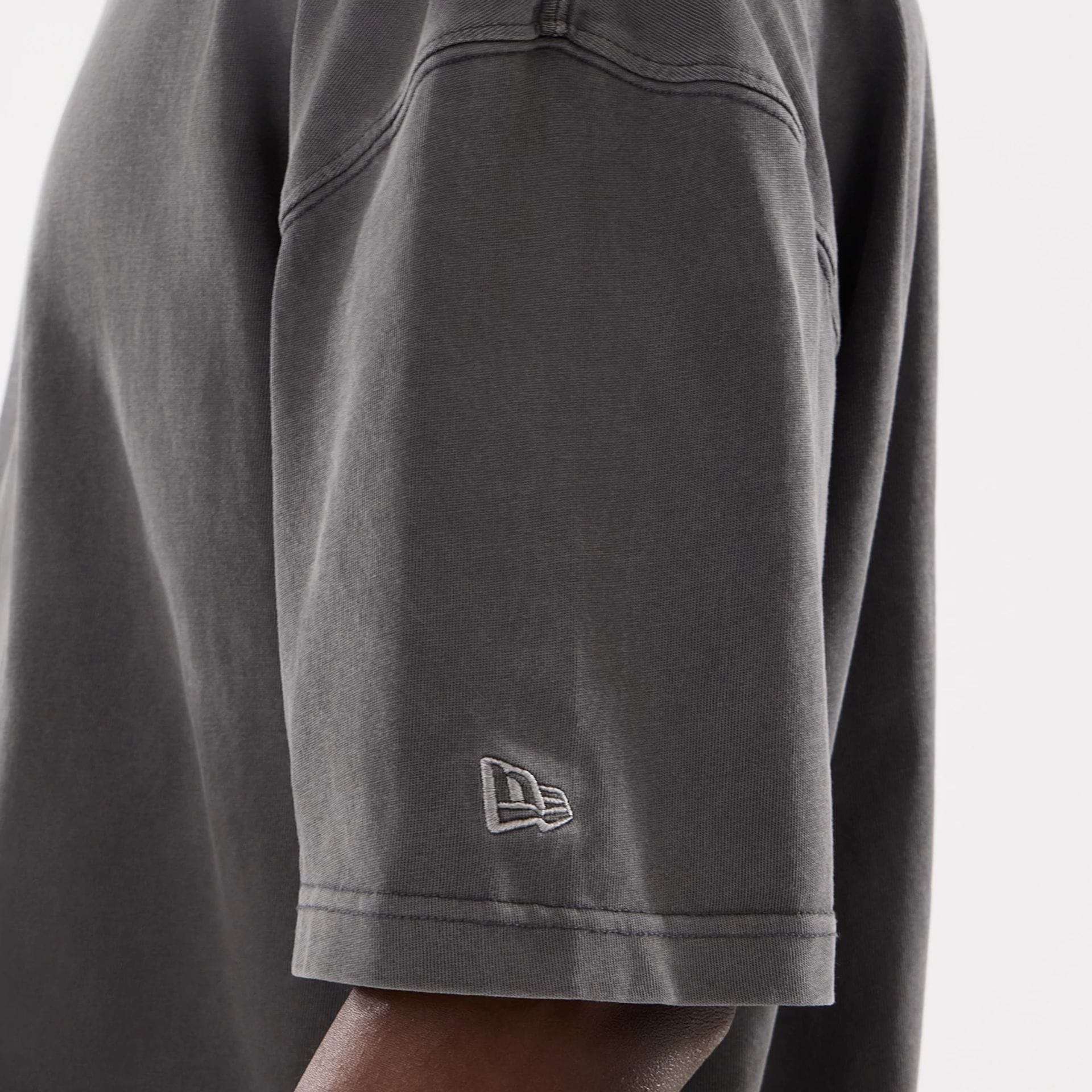 The model is wearing this New Era Street Archived Oversized T-Shirt in black. 5