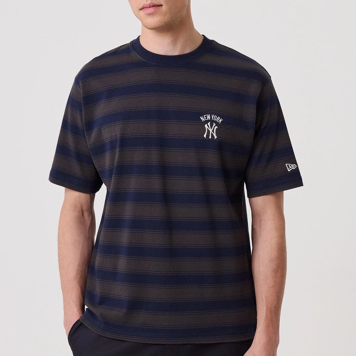 The model is wearing this MLB Border New York Yankees Oversized T-Shirt in navy. 4