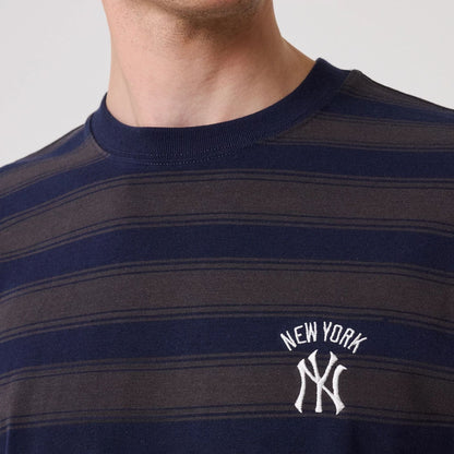 The model is wearing this MLB Border New York Yankees Oversized T-Shirt in navy. 3