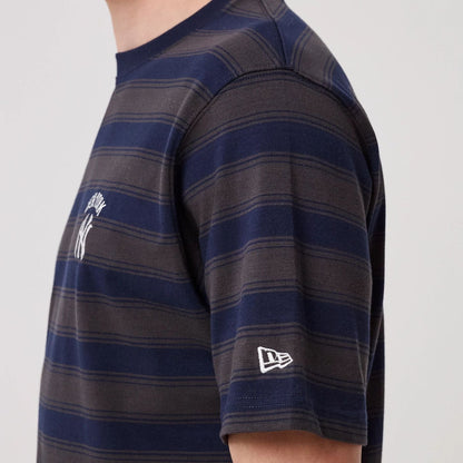 The model is wearing this MLB Border New York Yankees Oversized T-Shirt in navy. 5