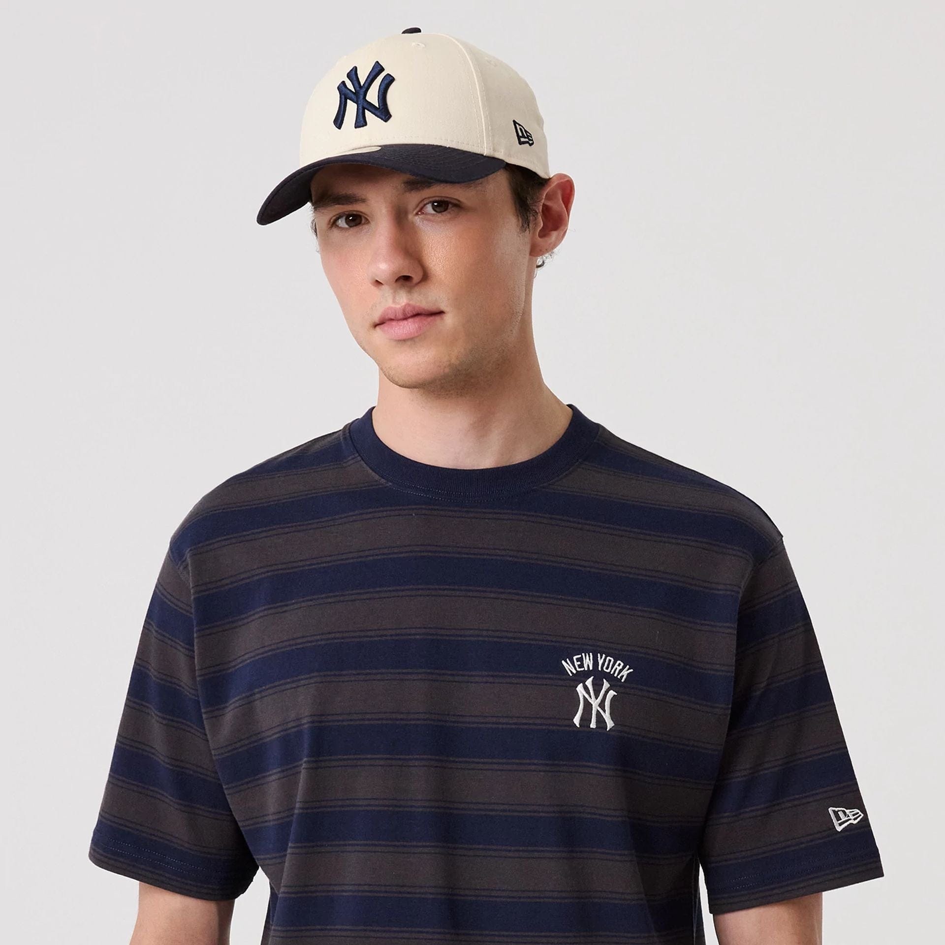The model is wearing this MLB Border New York Yankees Oversized T-Shirt in navy. 6