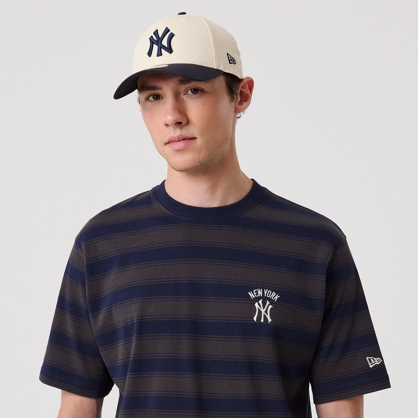 The model is wearing this MLB Border New York Yankees Oversized T-Shirt in navy. 6