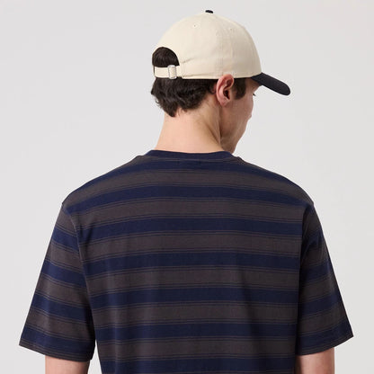 The model is wearing this MLB Border New York Yankees Oversized T-Shirt in navy. 7