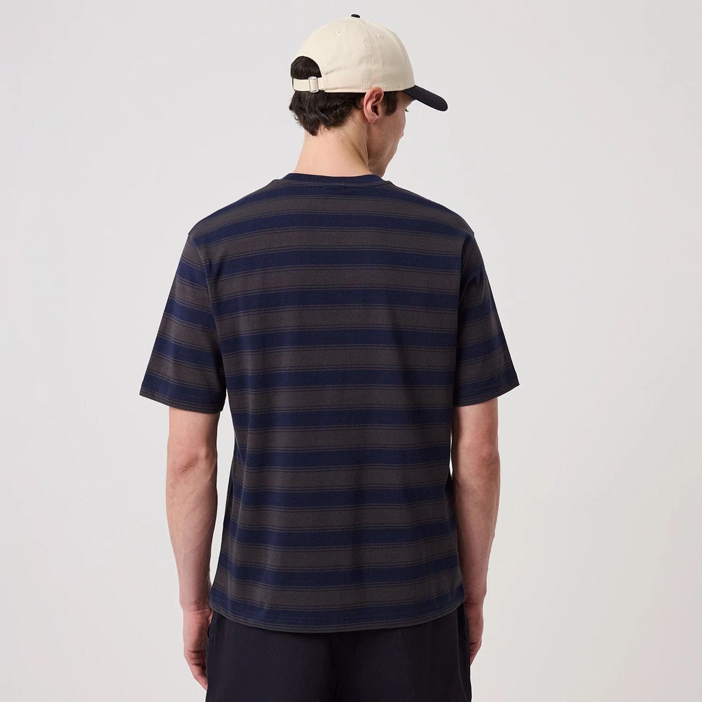 The model is wearing this MLB Border New York Yankees Oversized T-Shirt in navy. 2