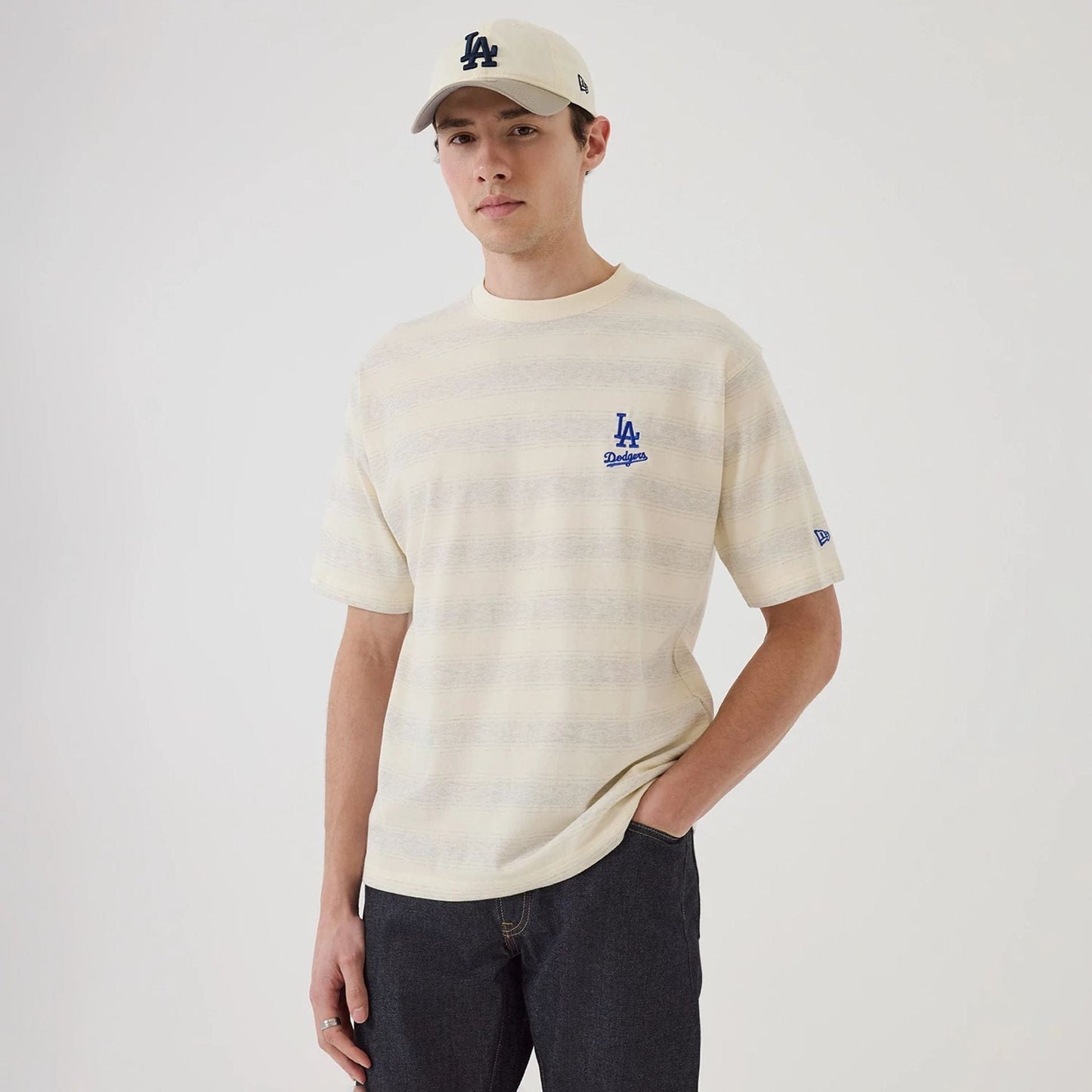 The model is wearing this MLB Border LA Dodgers Oversized T-Shirt in cream. 1