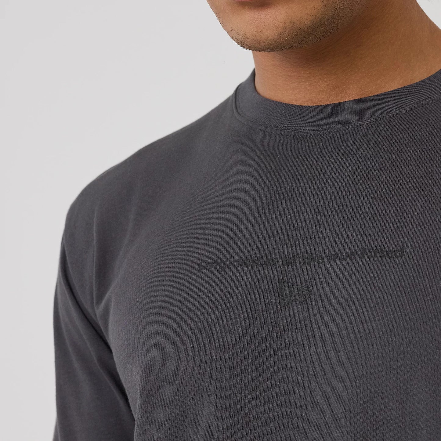 The model is wearing this New Era Circle T-Shirt in Grey. 3