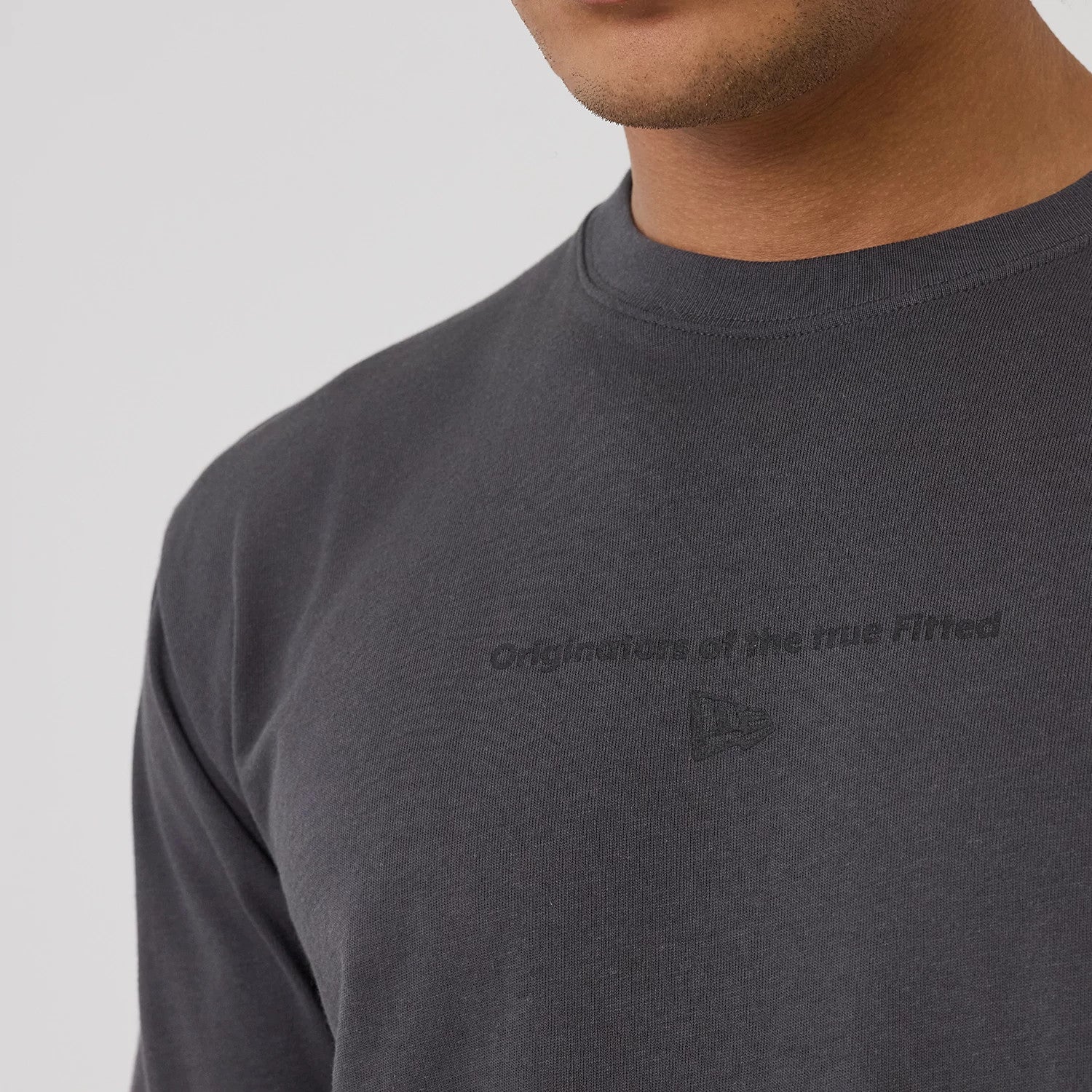 The model is wearing this New Era Circle T-Shirt in Grey. 3