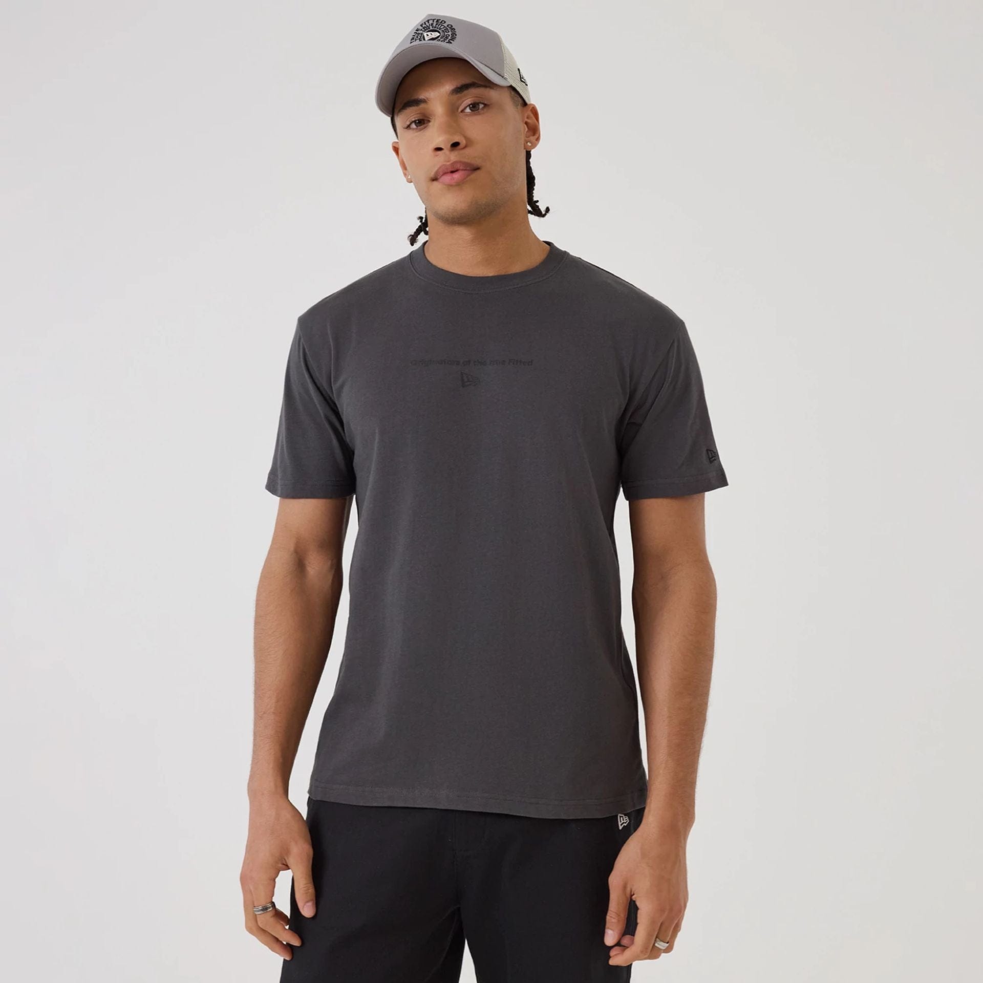 The model is wearing this New Era Circle T-Shirt in Grey. 1