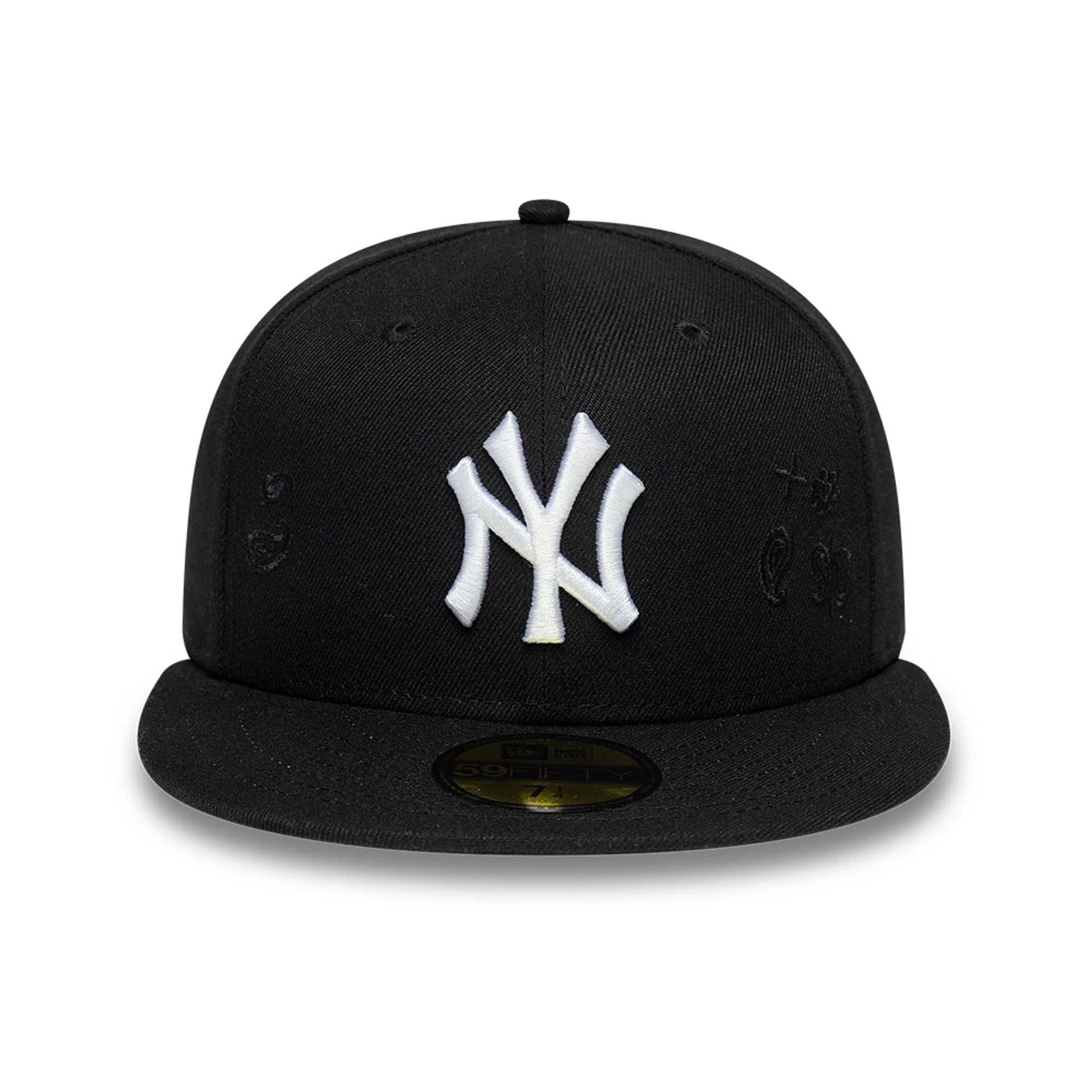Pictured is this MLB Paisley Emblem New York Yankees 59FIFTY Fitted cap in black. 2