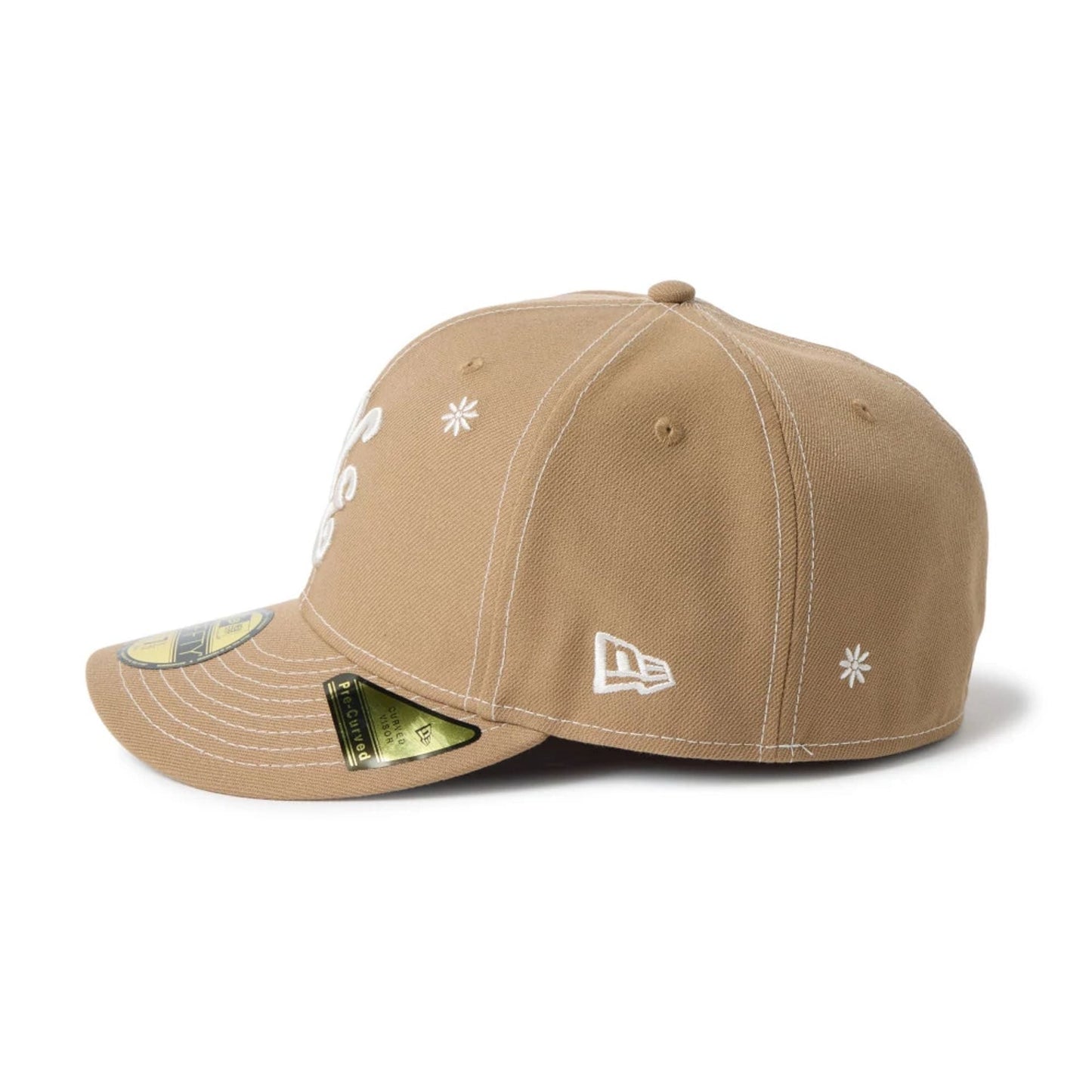 Pictured is this New Era Floral 59FIFTY Fitted cap in Beige. 6