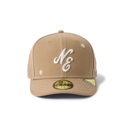 Pictured is this New Era Floral 59FIFTY Fitted cap in Beige. 2