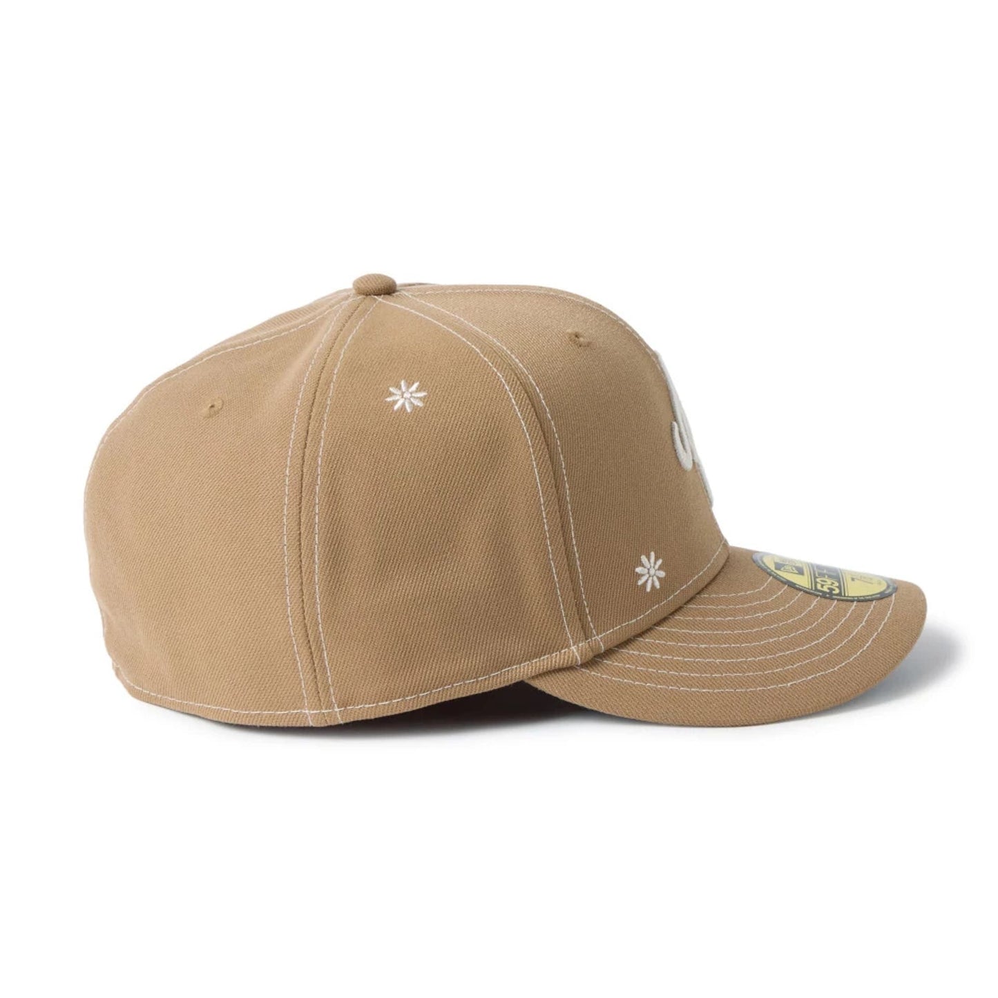 Pictured is this New Era Floral 59FIFTY Fitted cap in Beige. 7