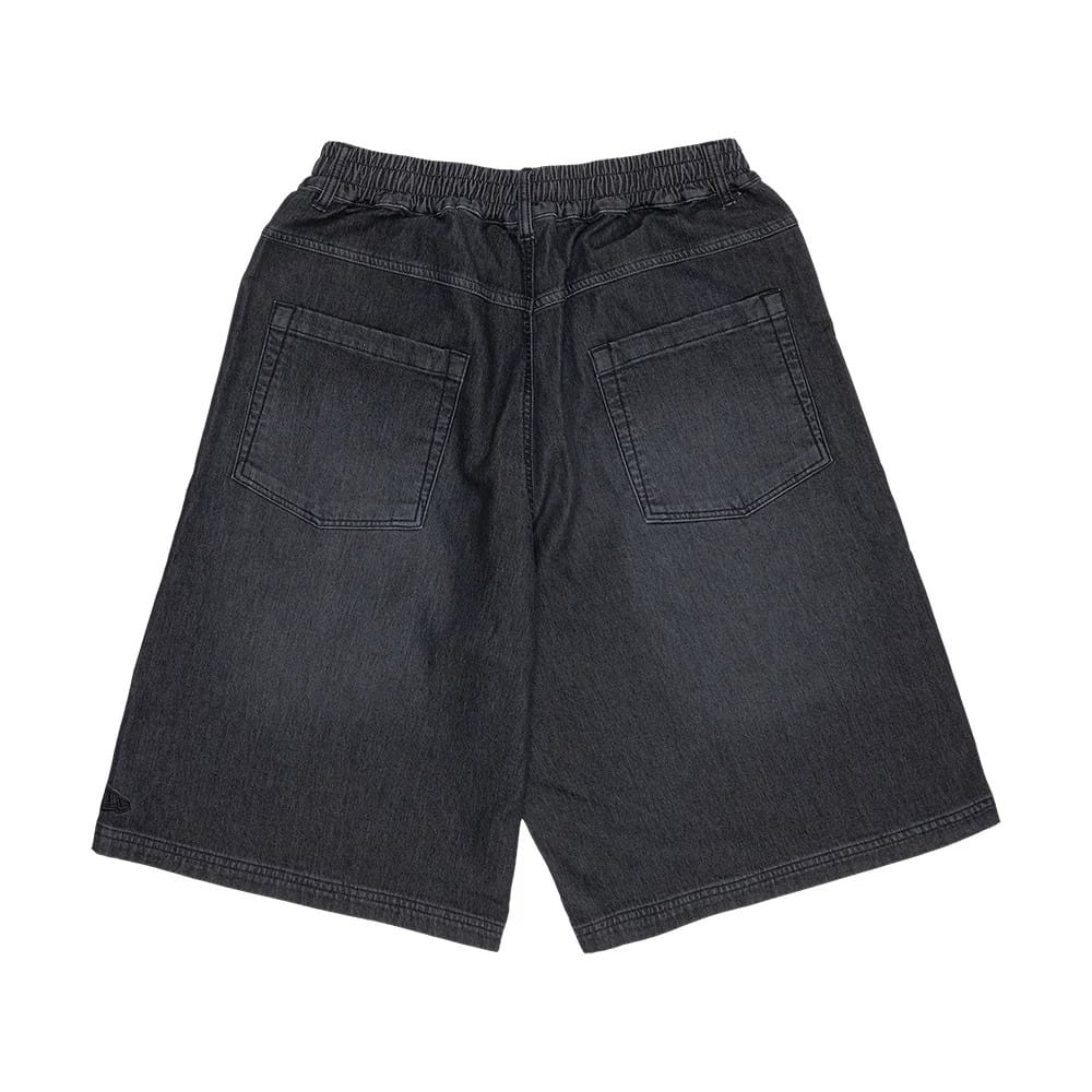 The model is wearing this New Era Washed Bermuda Shorts in black. 2