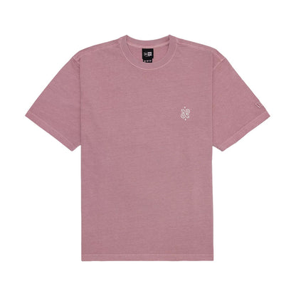 The model is wearing this New Era Paisley T-Shirt in pink. 1