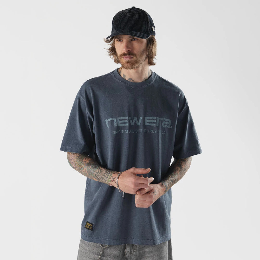 The model is wearing this New Era Originators T-Shirt in navy. 1