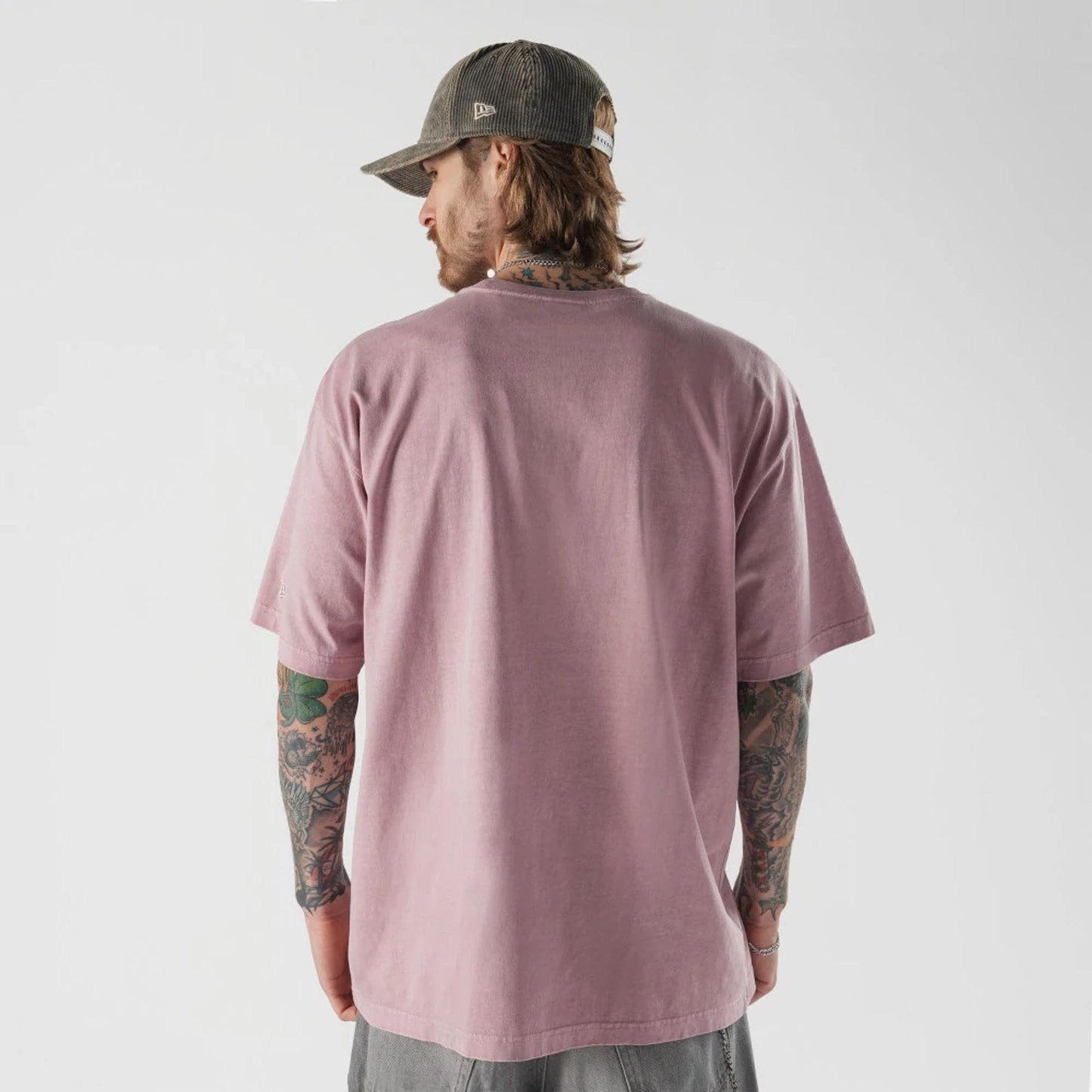 The model is wearing this New Era Originators T-Shirt in pink. 2