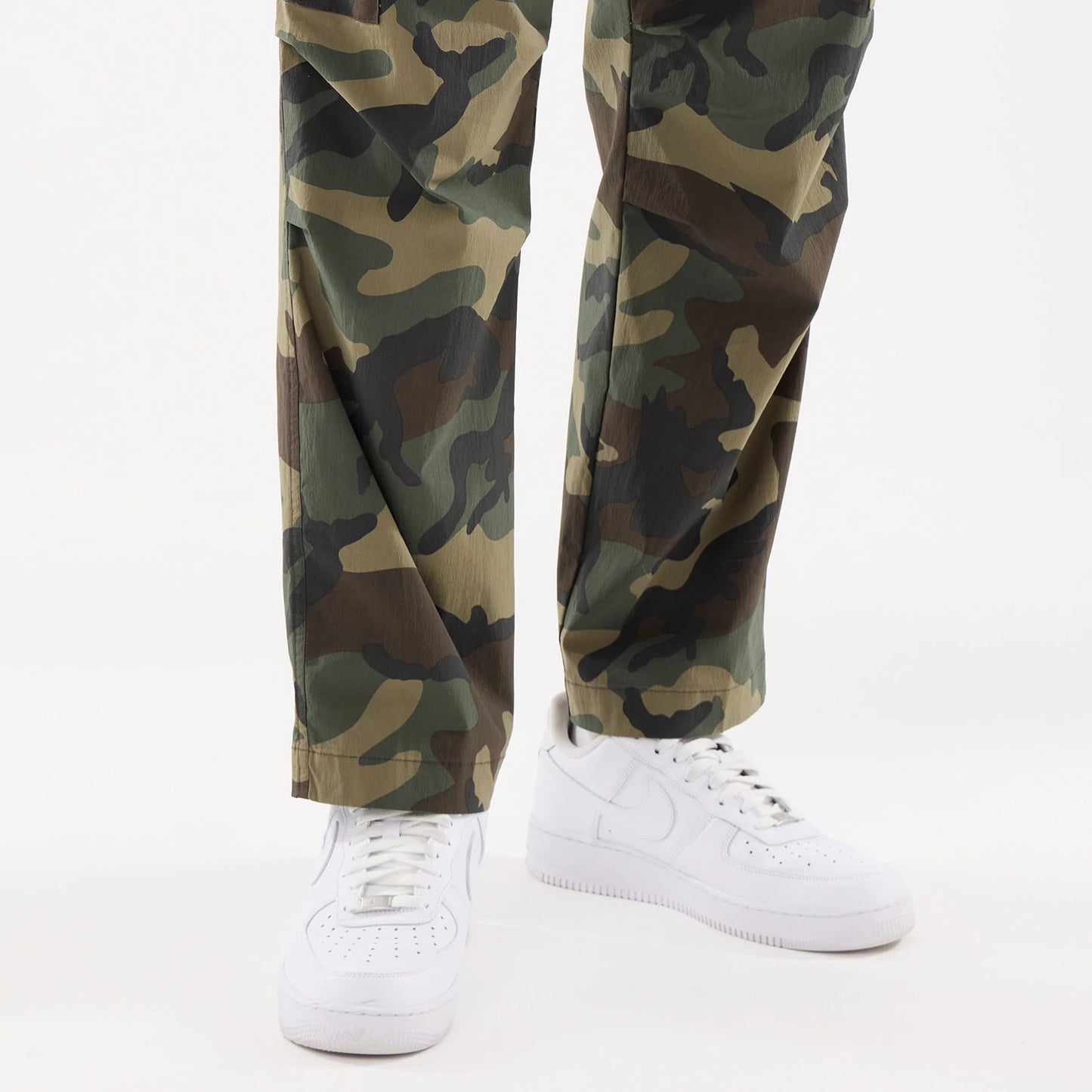 The model is wearing this New Era Originators Cargo Trousers in dark green. 3