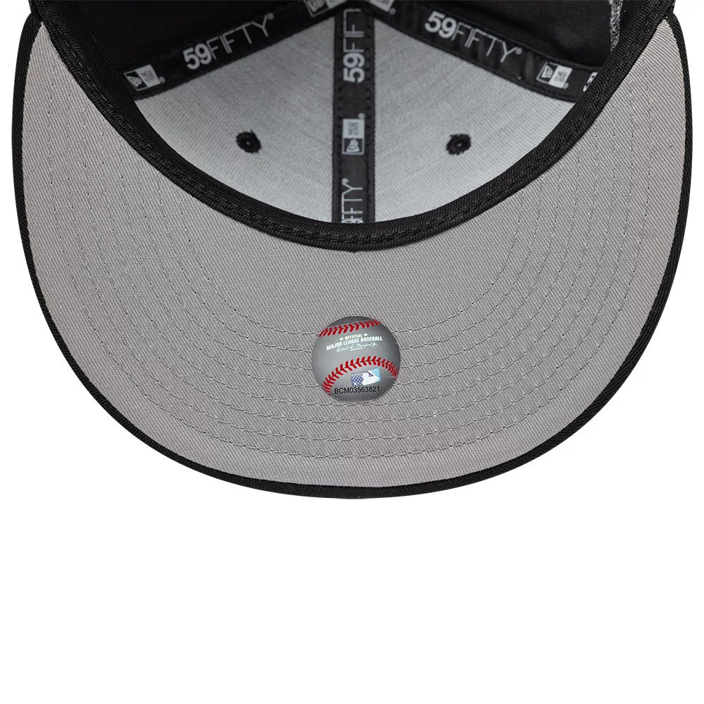 Pictured is this MLB Reflective New York Yankees 59FIFTY Fitted cap in charcoal & black. 4