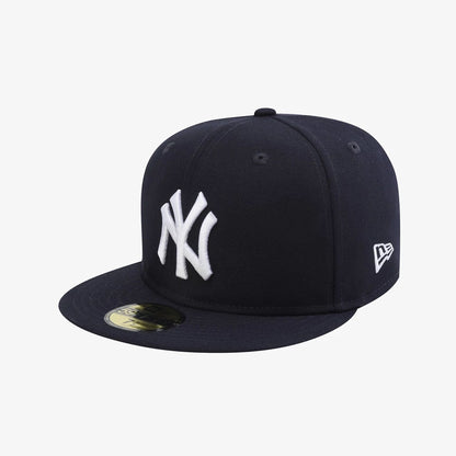 Pictured is this MLB 59FIFTY Day New York Yankees 59FIFTY Fitted cap in navy. 1