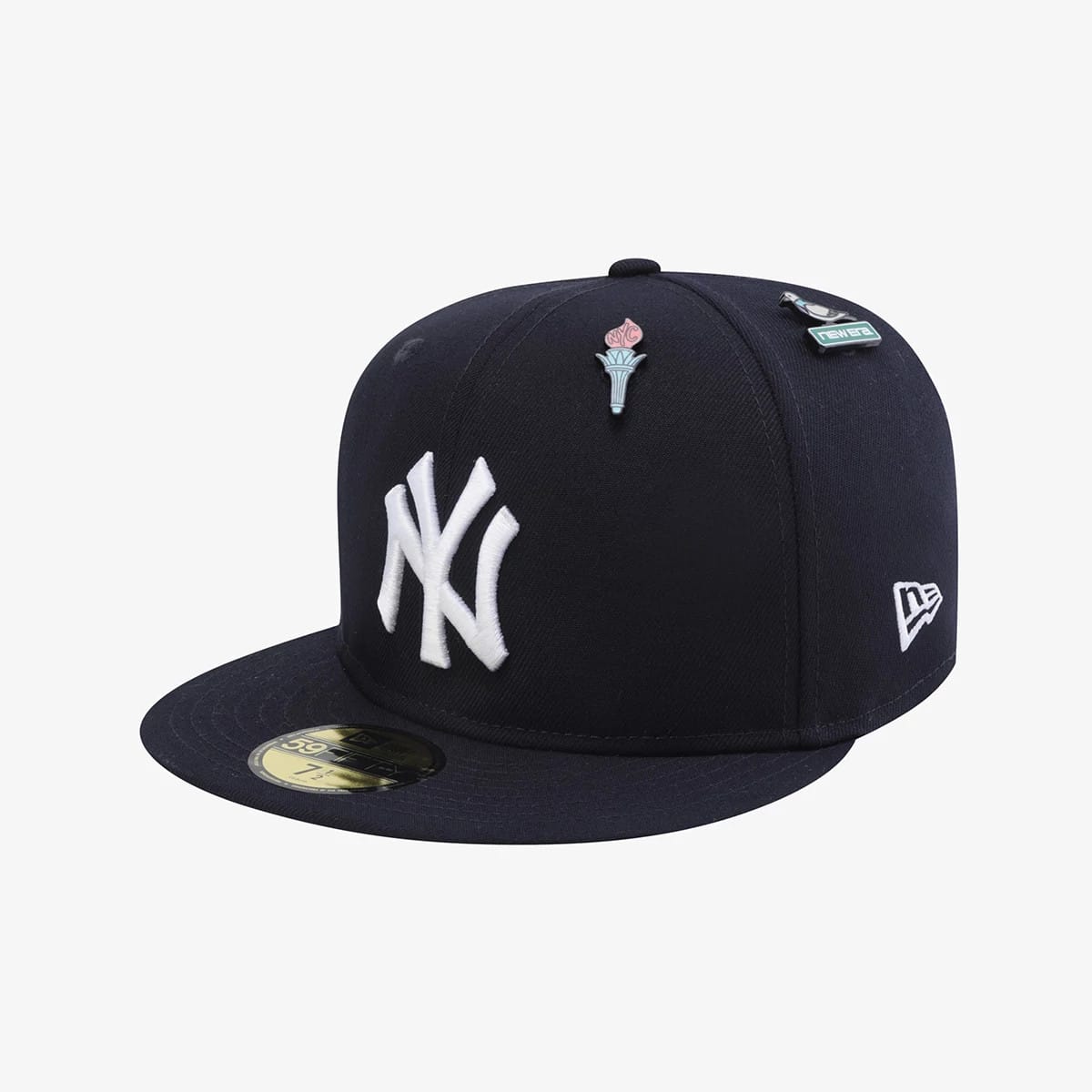 Pictured is this MLB 59FIFTY Day New York Yankees 59FIFTY Fitted cap in navy. 2
