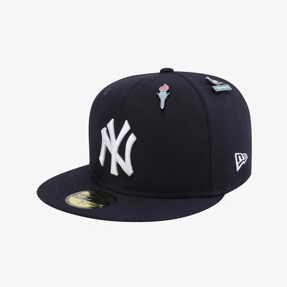 Pictured is this MLB 59FIFTY Day New York Yankees 59FIFTY Fitted cap in navy. 2