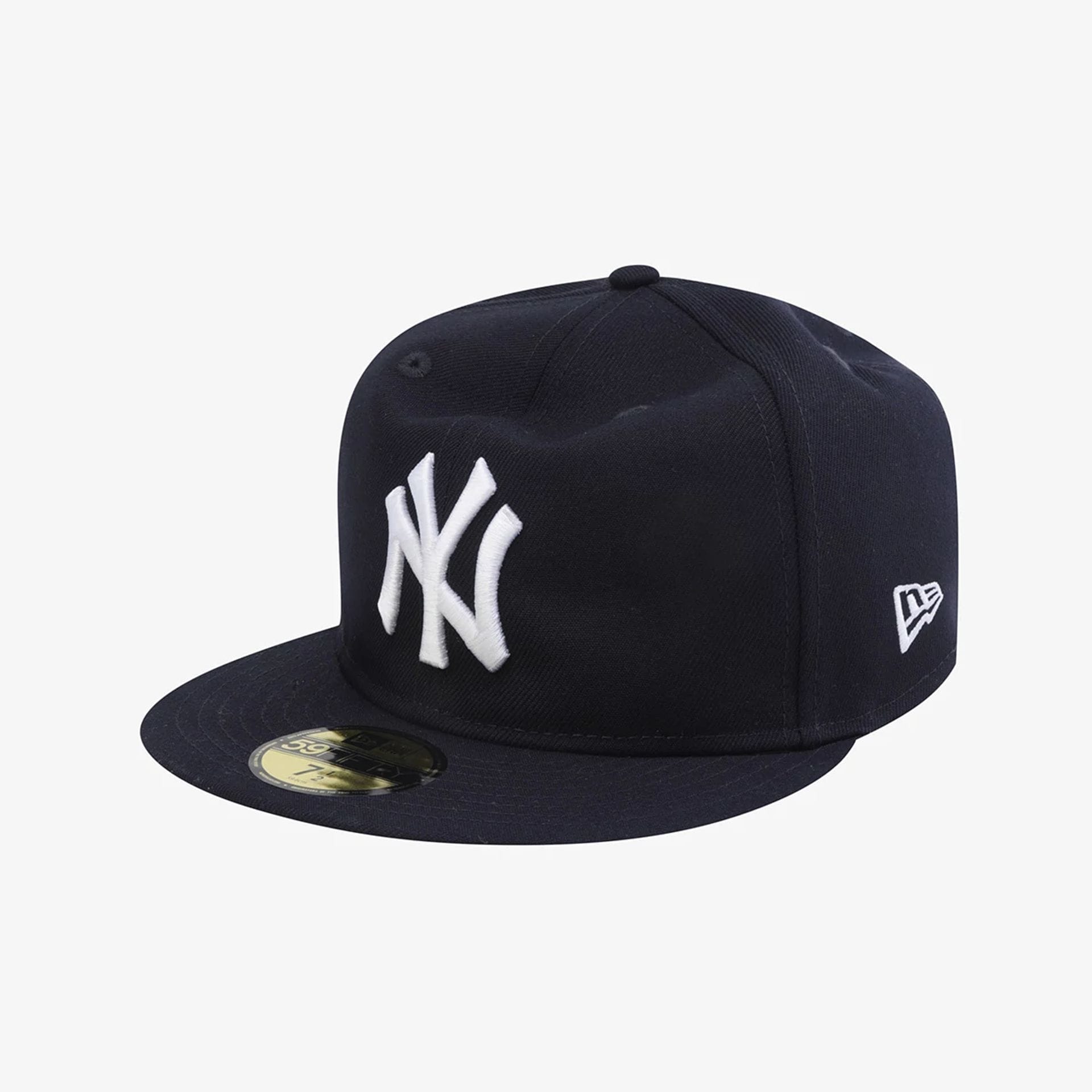 Pictured is this MLB 59FIFTY Day New York Yankees 59FIFTY Fitted cap in navy. 10