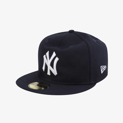 Pictured is this MLB 59FIFTY Day New York Yankees 59FIFTY Fitted cap in navy. 10