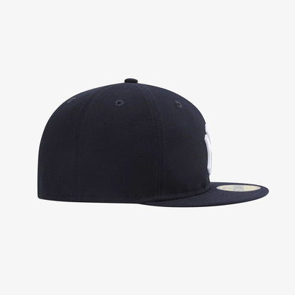 Pictured is this MLB 59FIFTY Day New York Yankees 59FIFTY Fitted cap in navy. 5
