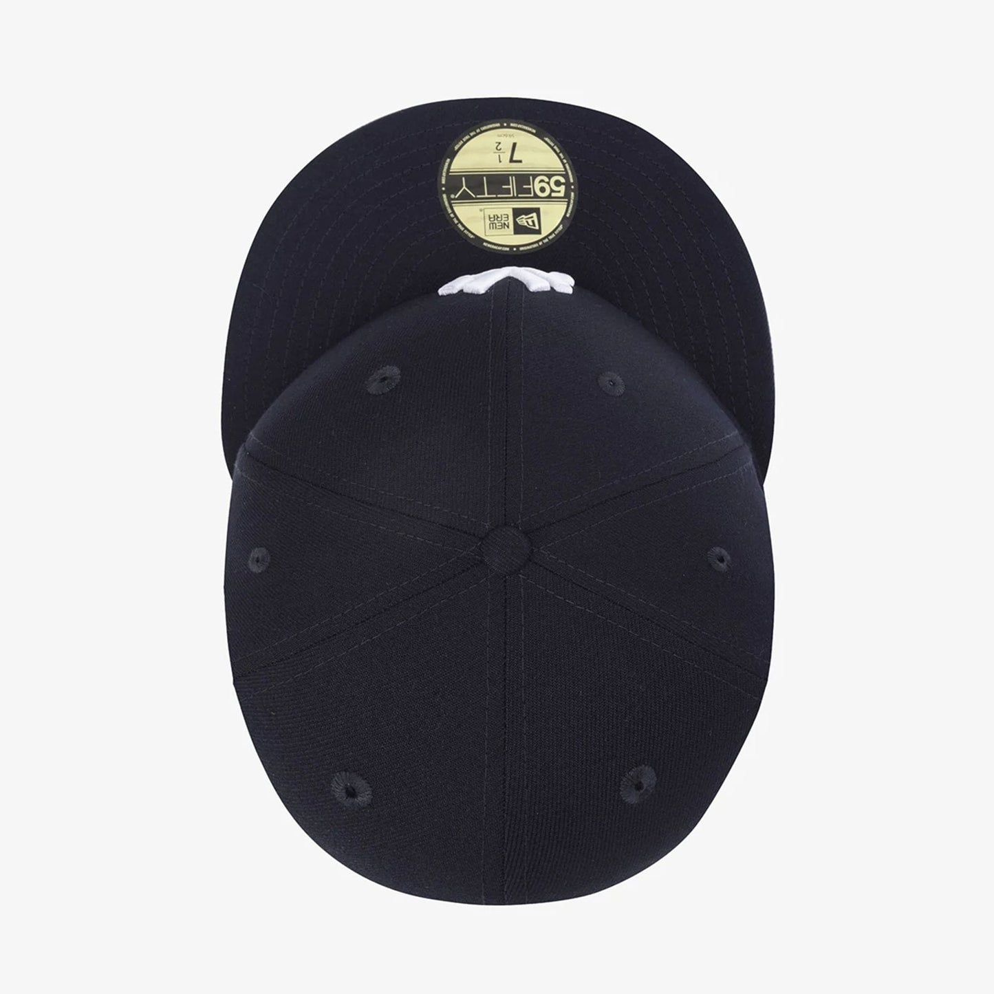 Pictured is this MLB 59FIFTY Day New York Yankees 59FIFTY Fitted cap in navy. 7