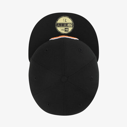 Pictured is this NBA 59FIFTY Day New York Knicks 59FIFTY Fitted cap in black. 6