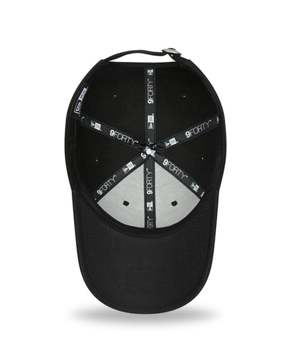 This is a New York Yankees Pop Outline Black 9FORTY Cap 5