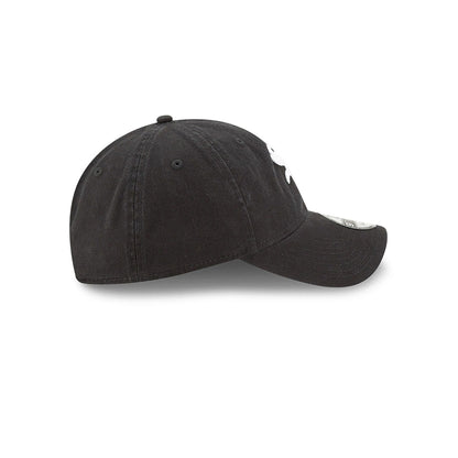 Chicago White Sox MLB Core Classic Black New Era 9TWENTY Adjustable Cap, side view showing the curved visor with a 9TWENTY size sticker, and an embroidered white Sox logo on the front panel of the unstructured black crown.