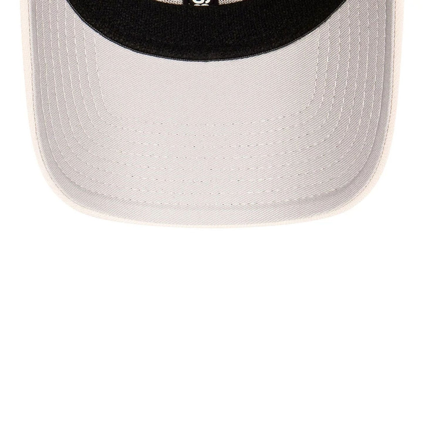 This is a Chicago Bulls Stone Cream 39THIRTY Stretch Fit Cap 6