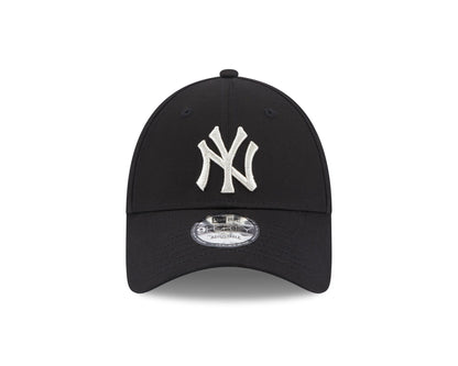 This is a New York Yankees Metallic Logo Womens Black 9FORTY Adjustable Cap 2