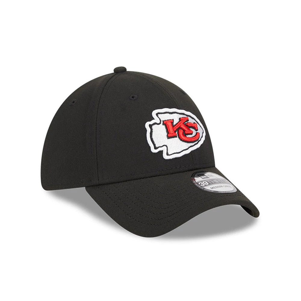 Kansas City Chiefs NFL Evergreen Black New Era 39THIRTY Stretch Fit Cap, front view showing the red and white raised embroidered logo on the front panel and the 39THIRTY size sticker on the curved visor.