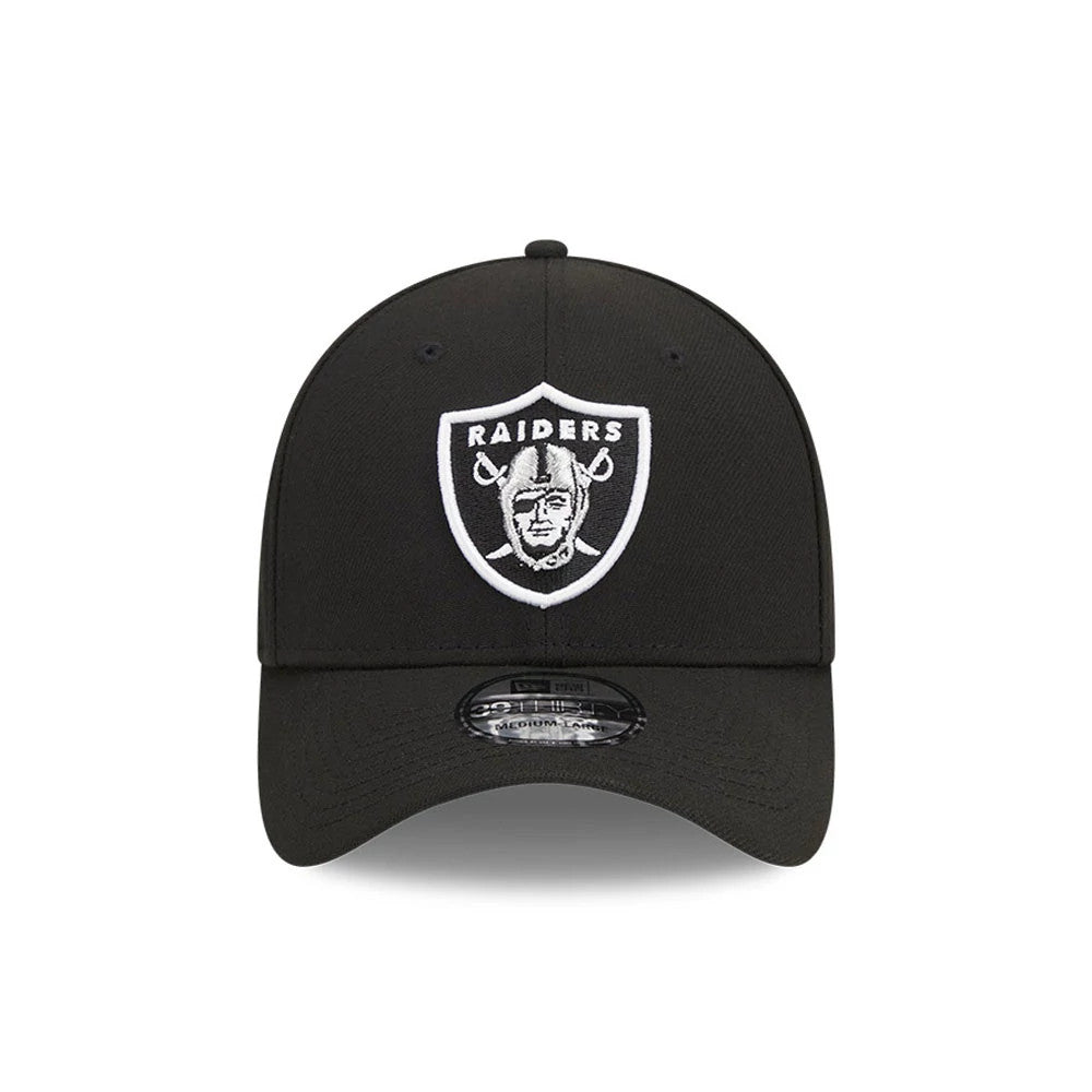 Las Vegas Raiders NFL Evergreen Black New Era 39THIRTY Stretch Fit Cap, front view showing the white and black Raiders logo embroidered on the front panel, with a black curved visor and 39THIRTY size sticker.