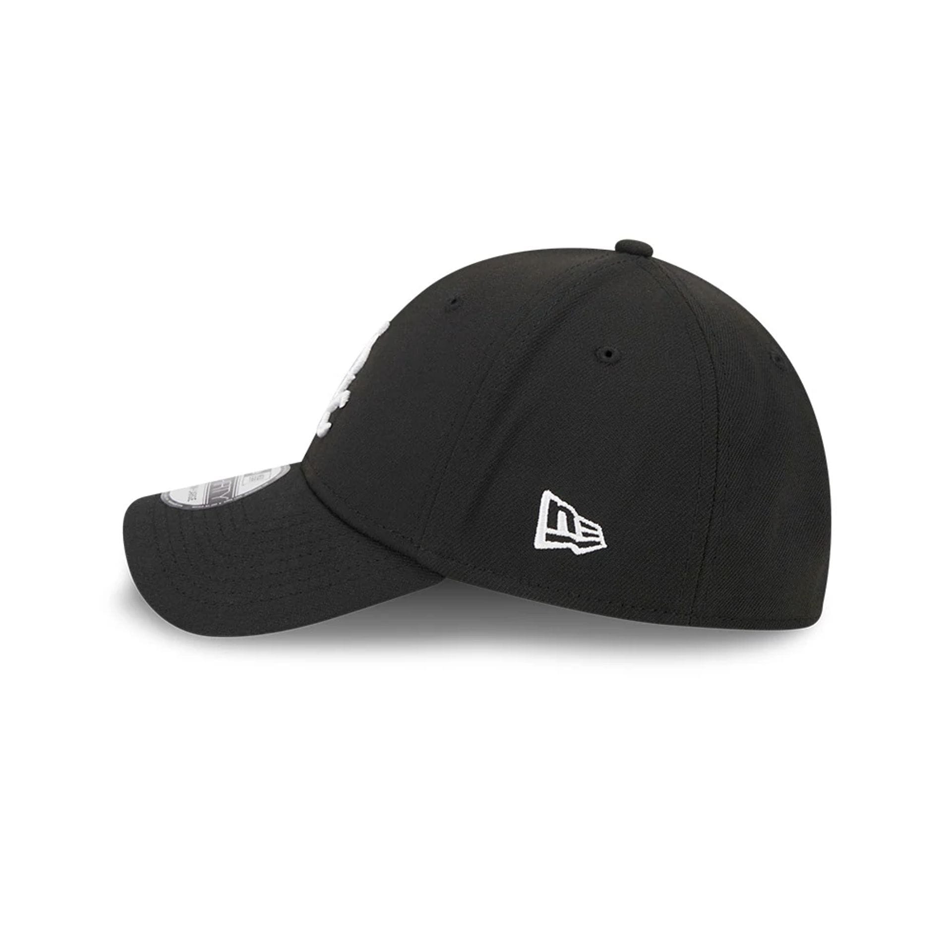 Pictured is this MLB Evergreen Chicago White Sox 39THIRTY Stretch Fit cap in black. 5