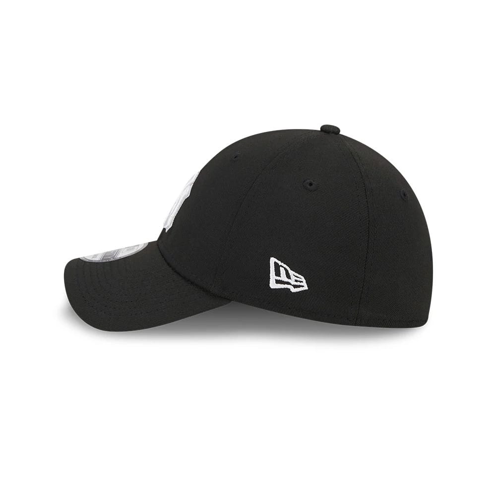 Pictured is this MLB Evergreen New York Yankees 39THIRTY Stretch Fit cap in black. 5