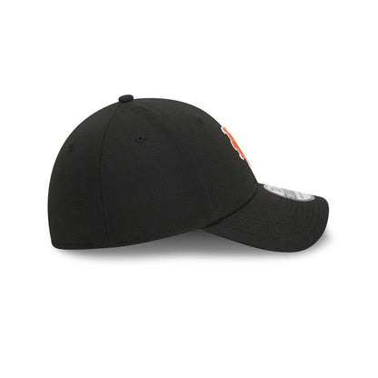 Pictured is this MLB Evergreen New York Mets 39THIRTY Stretch Fit cap in black. 6