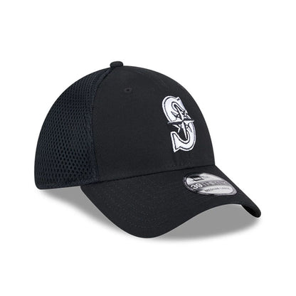Pictured is this MLB Evergreen Neo Seattle Mariners 39THIRTY Stretch Fit cap in black. 4