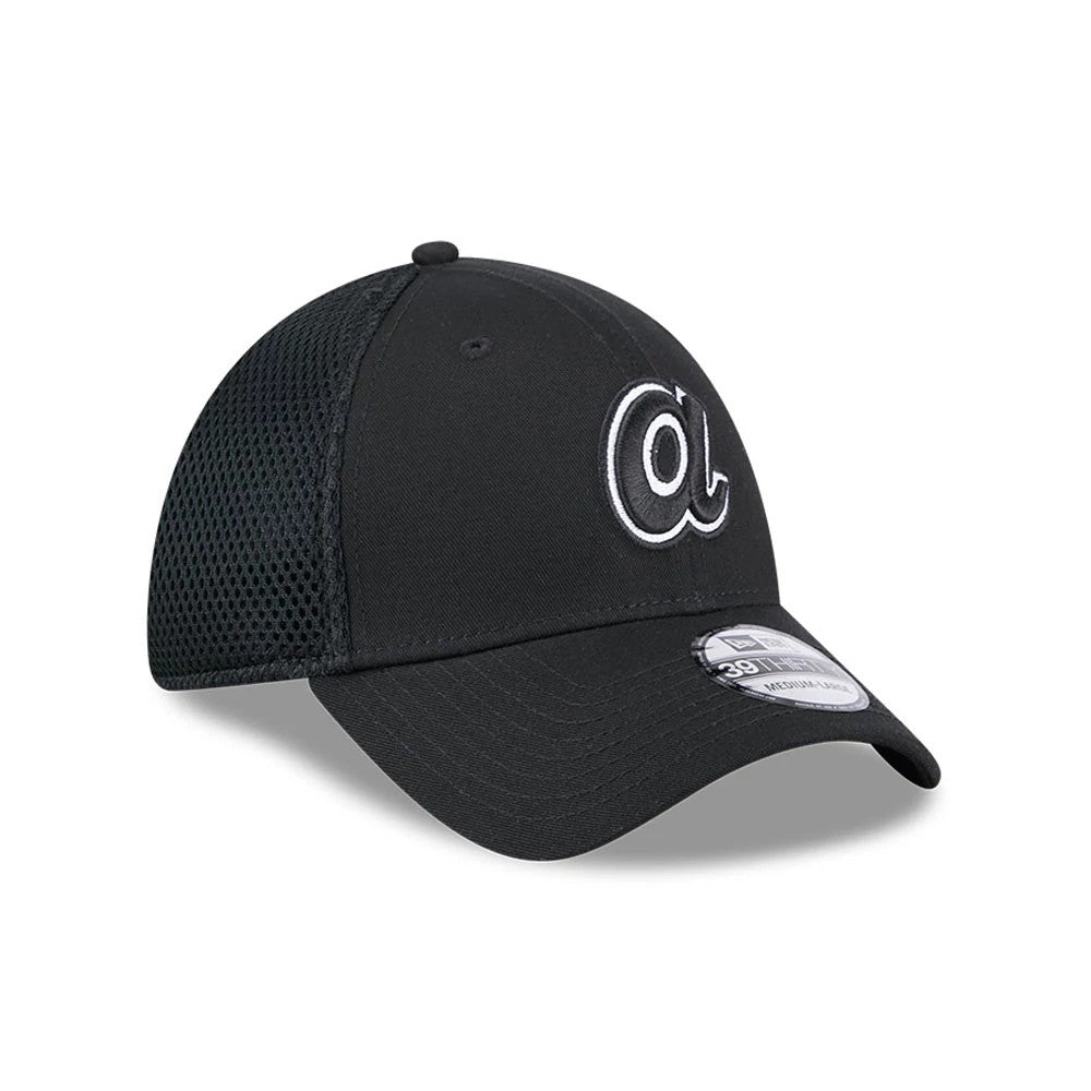 Atlanta Braves MLB Evergreen Neo Black New Era 39THIRTY Stretch Fit Cap, three-quarter view showing the white raised embroidered a logo on the front panel, with a black curved visor and 39THIRTY size sticker.